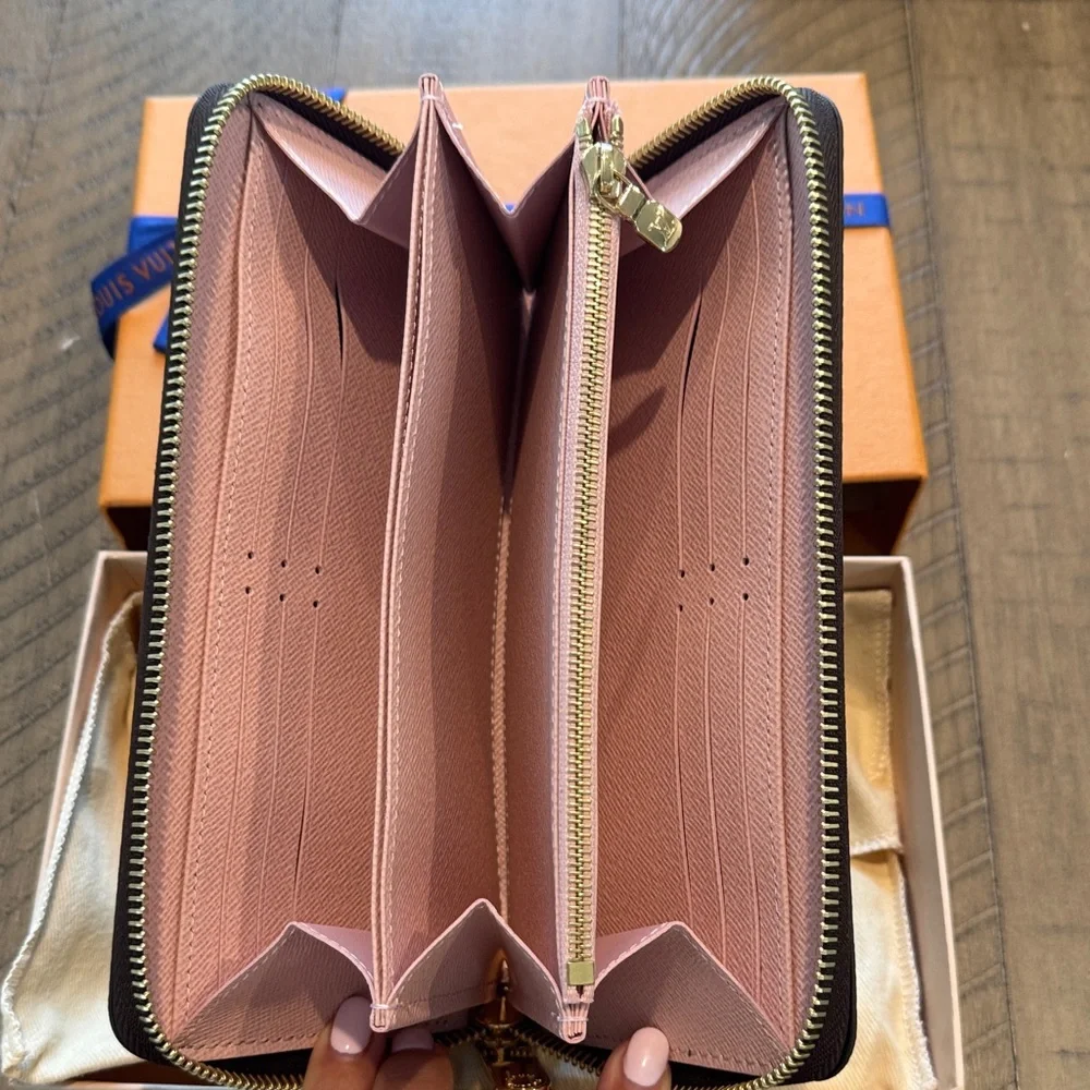 Authentic- BNWT Louis Vuitton Zippy Wallet - Picture 4 of 9